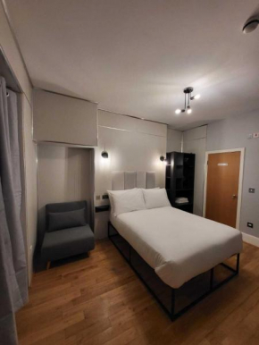 FB3- Basement Studio Fits 2 Near Hyde Park